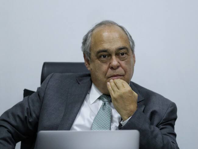 Aquí no hay una negociación de paz, sino de intereses económicos: excomisionado por Mancuso