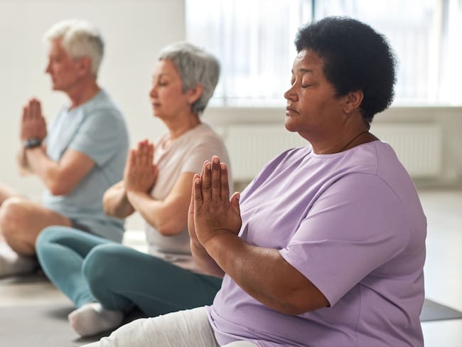 Personas meditando (Getty Images).