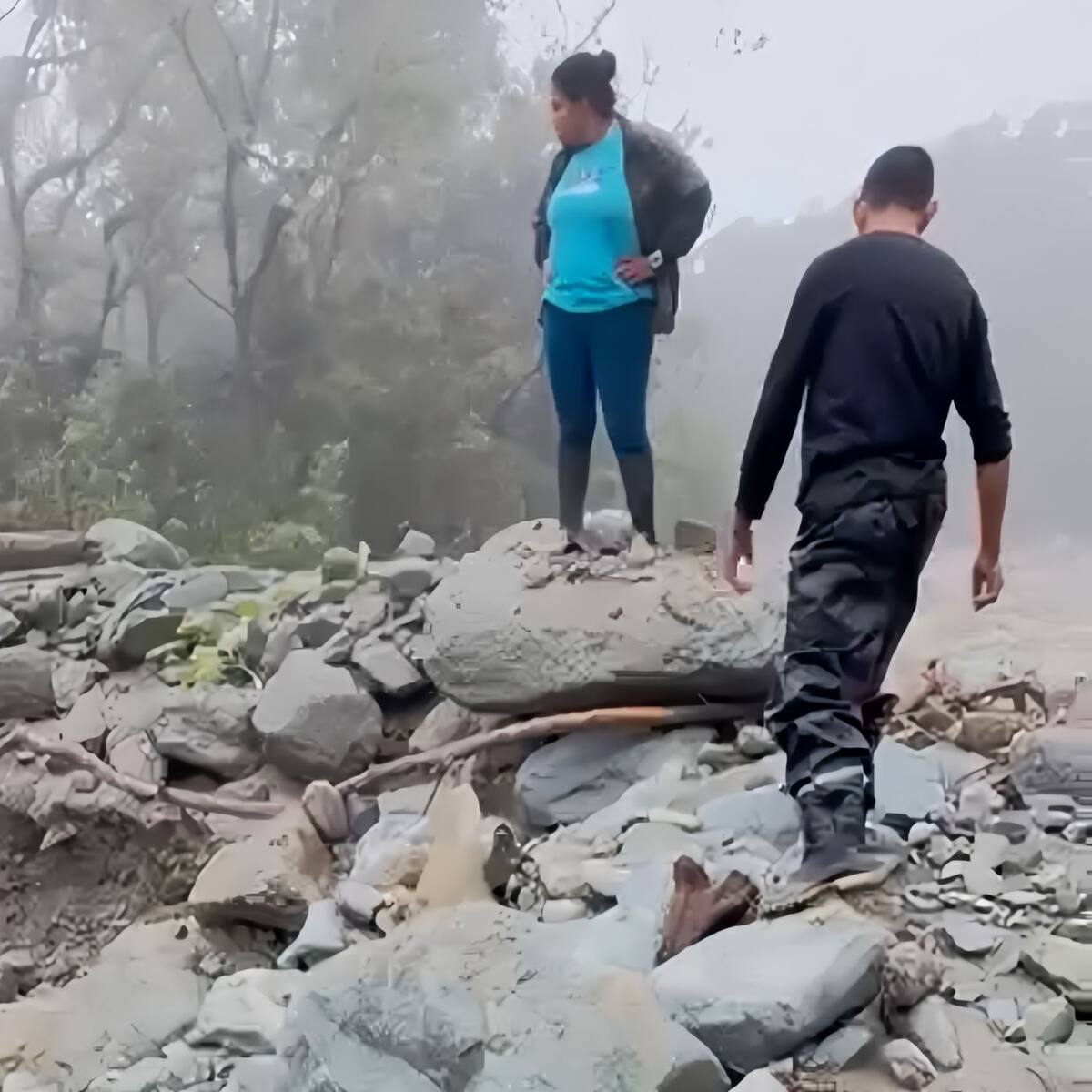 Pradera gestiona maquinaria para habilitar vía rural afectada por avalancha