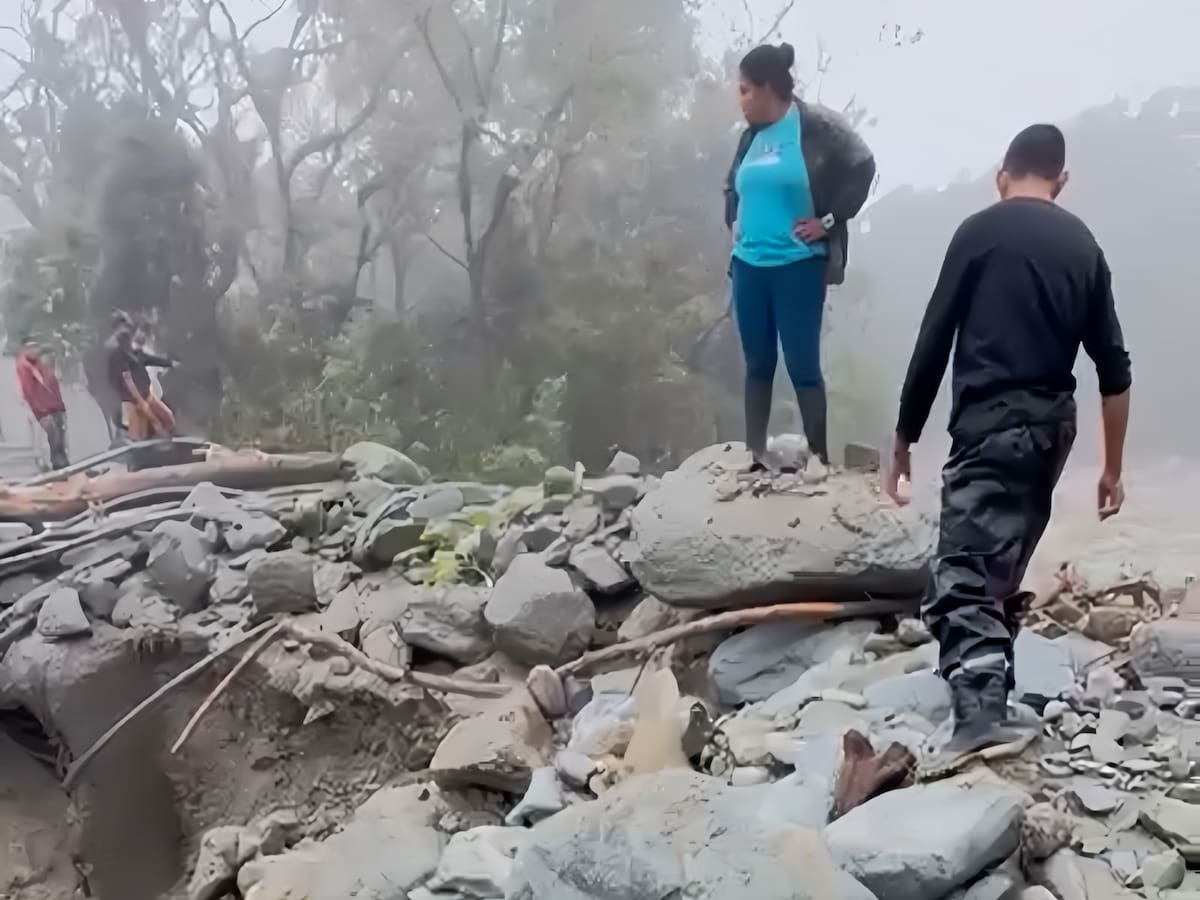 Pradera gestiona maquinaria para habilitar vía rural afectada por avalancha