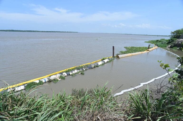 Material absorbente para evitar filtración del hidrocarburo al acueducto.