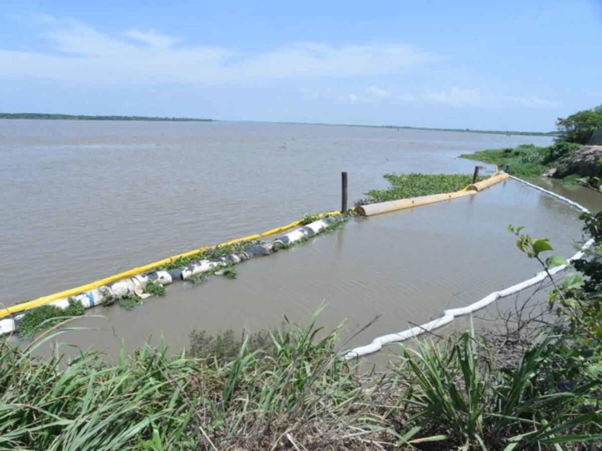 Draga se hunde y provoca emergencia ambiental en el río Magdalena