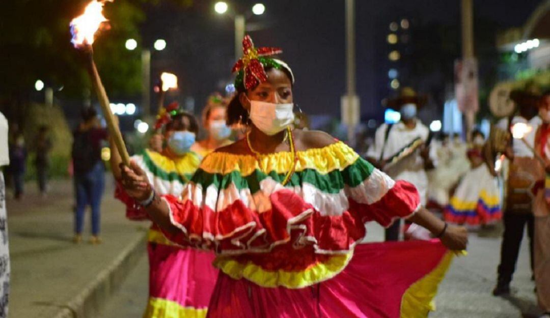 El tradicional recorrido contó con la participación de doce grupos folclóricos, ganadores de la convocatoria “La Candela Viva”