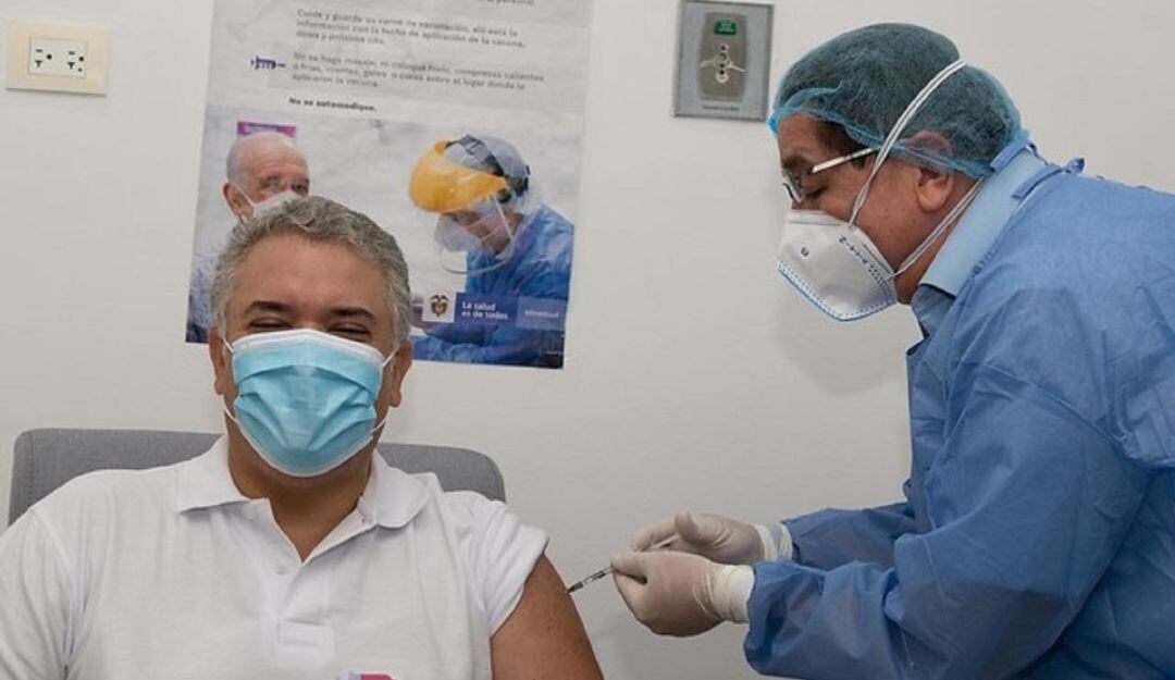 Ministro de Salud aplicó segunda dosis de vacuna al presidente Iván Duque