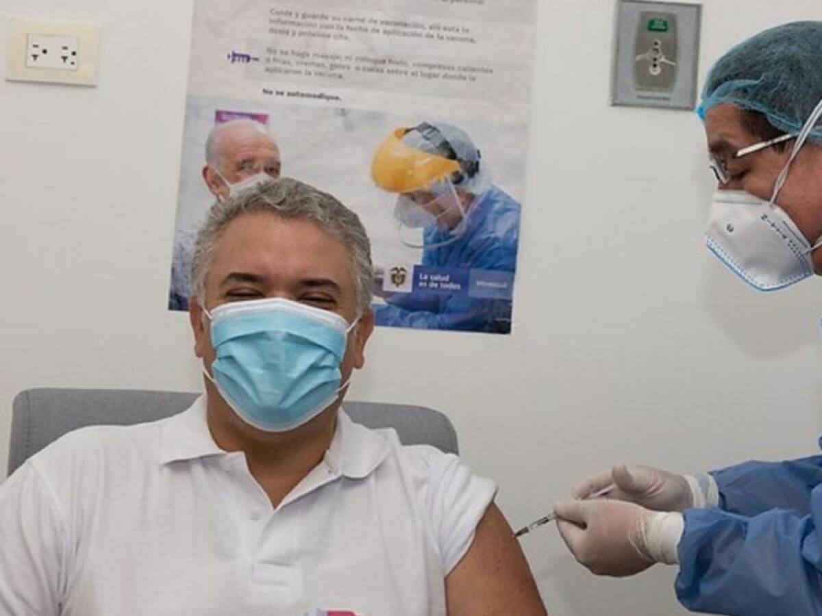 Ministro de Salud aplicó segunda dosis de vacuna al presidente Iván Duque