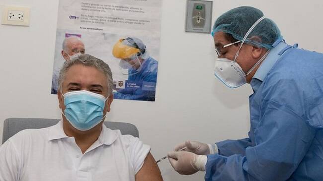 Ministro de Salud aplicó segunda dosis de vacuna al presidente Iván Duque