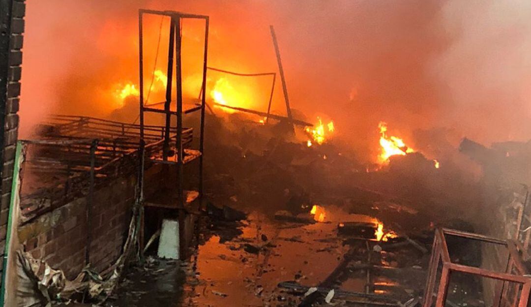 Gran parte de la plaza de mercado de Siloé, fue destruida por un incendio.