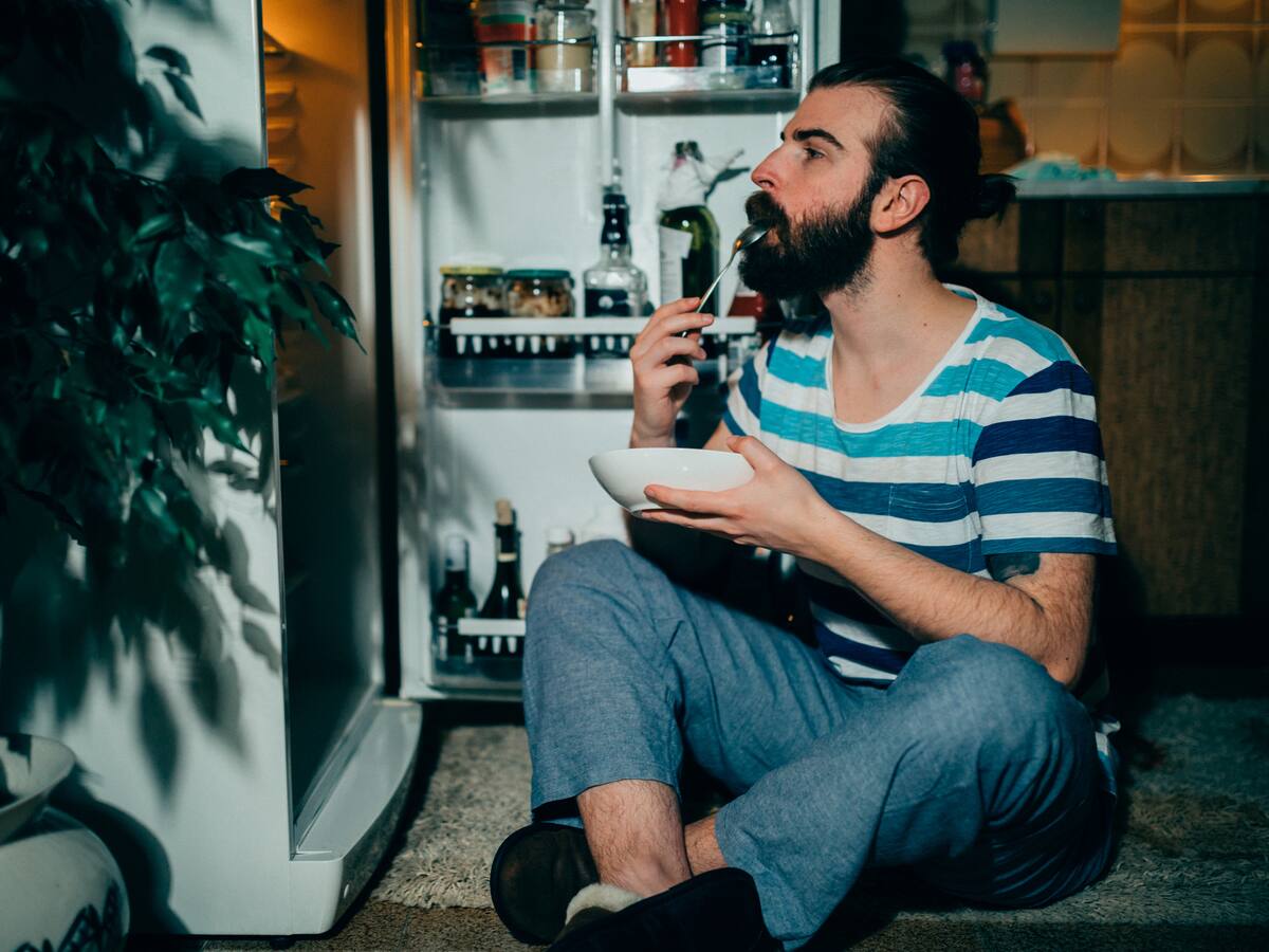 ¿Qué significa cuando da mucha hambre en la noche? Así se le llama a esta condición