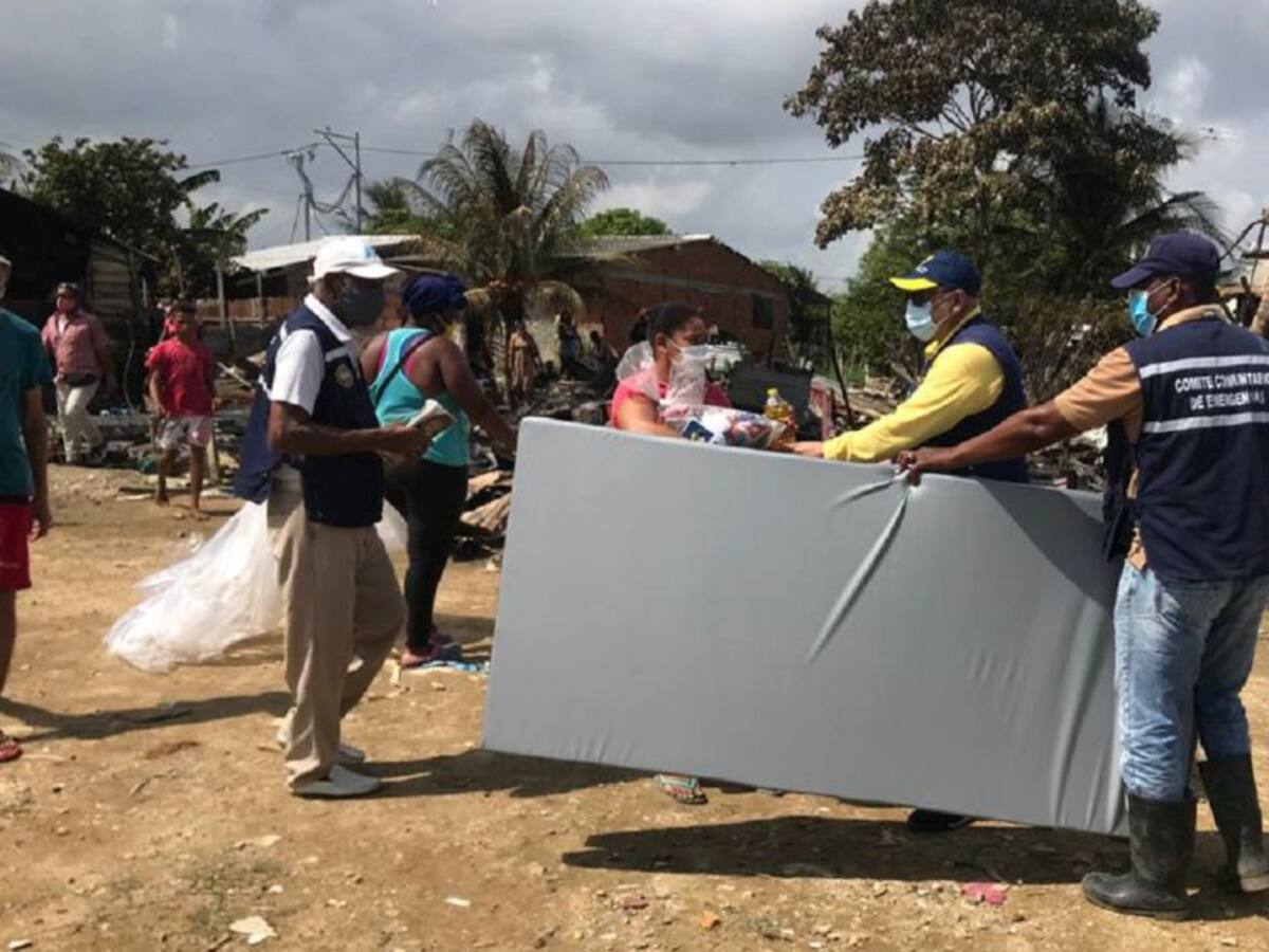 Familias afectadas por incendio reciben ayudas en Cartagena