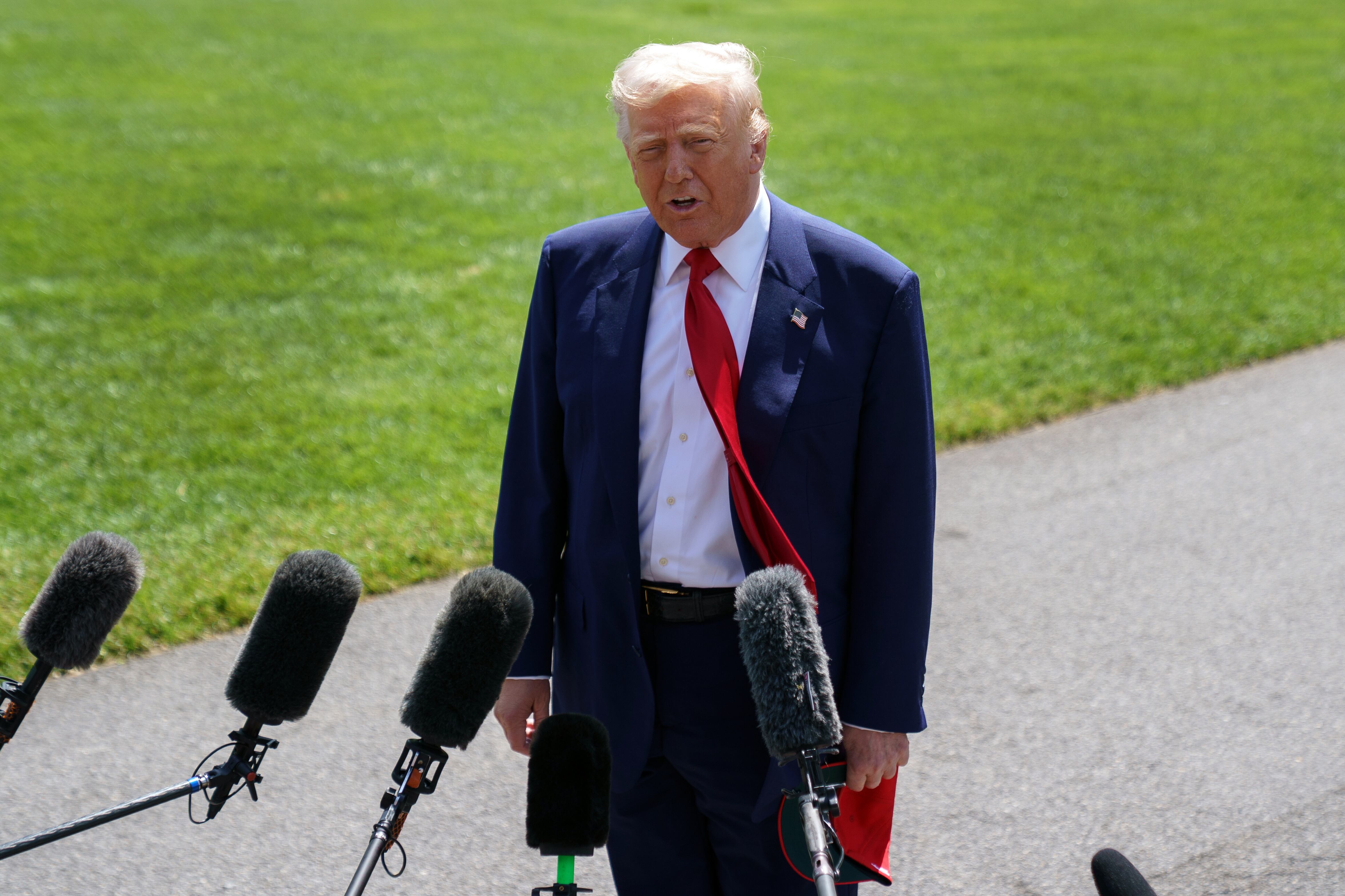 Washington (United States), 29/04/2025.- US President Donald Trump speaks to the media on the South Lawn of the White House before departing to Michigan, in Washington, DC, USA, 29 April 2025. President Trump is due to host a rally in Michigan to mark 100 days since the start of his second term. EFE/EPA/WILL OLIVER