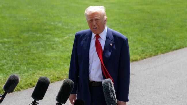 Washington (United States), 29/04/2025.- US President Donald Trump speaks to the media on the South Lawn of the White House before departing to Michigan, in Washington, DC, USA, 29 April 2025. President Trump is due to host a rally in Michigan to mark 100 days since the start of his second term. EFE/EPA/WILL OLIVER