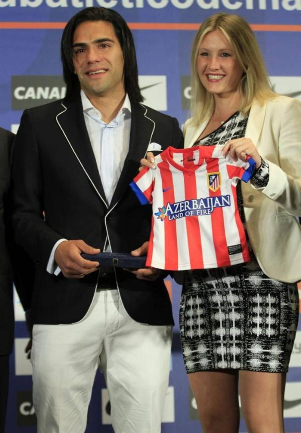 Falcao y su esposa se mostraron complacidos por recibir una camiseta del Atlético para su bebé. Foto: EFE