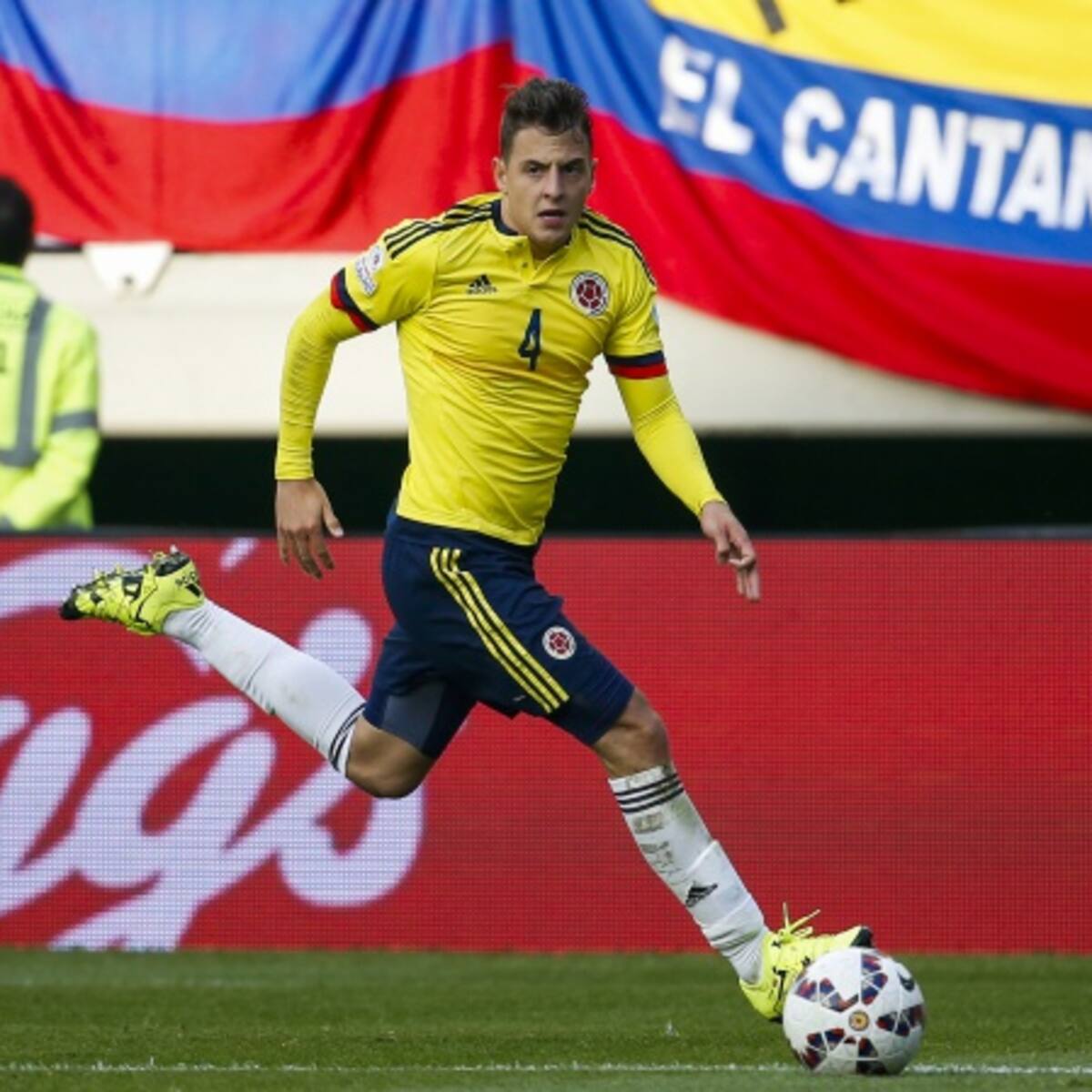 Santiago Arias celebra 24 años, repase sus números con la Selección Colombia