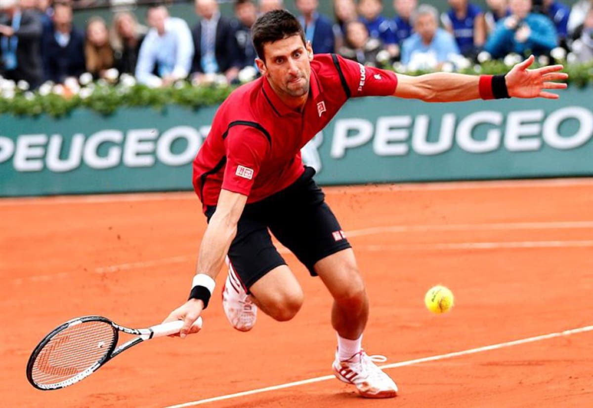 Novak Djokovic de Serbia en la acción contra Andy Murray de Gran Bretaña durante su fósforo solo final de la gente en el francés Abren el torneo de tenis en Roland Garros en París, Francia.