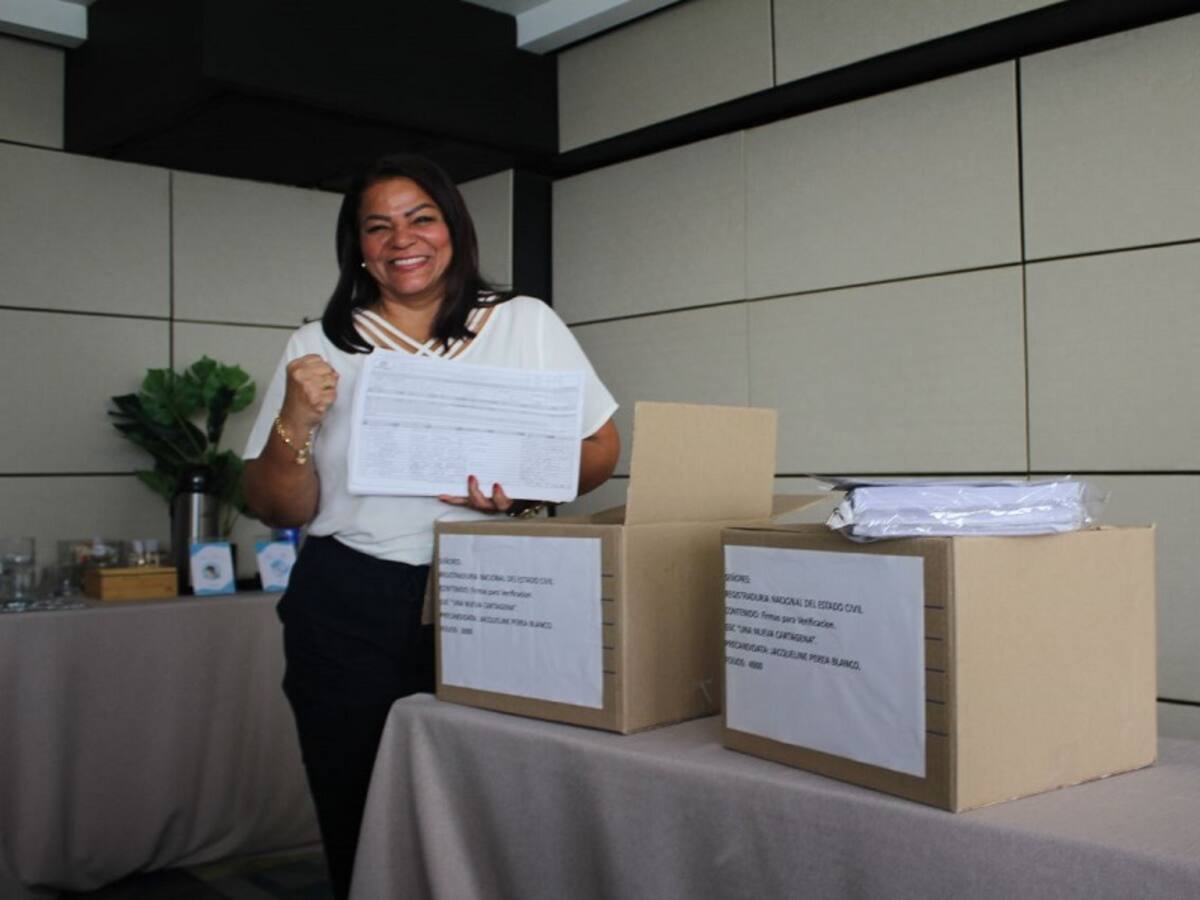 Jacqueline Perea prepara las firmas para entregarlas ante la Registraduría