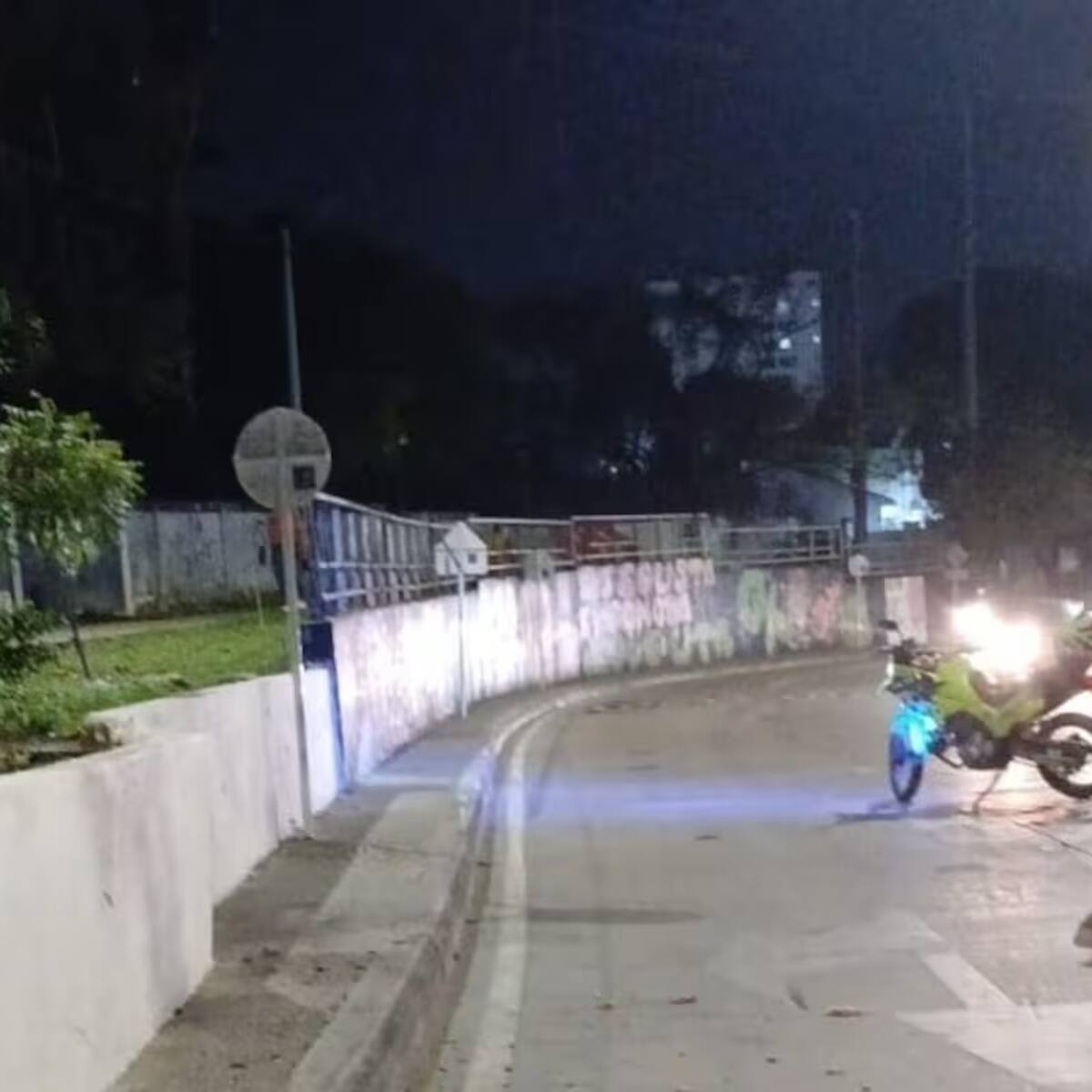Motociclista murió en accidente de tránsito sobre la Transversal 54 frente a la I.E. INEM