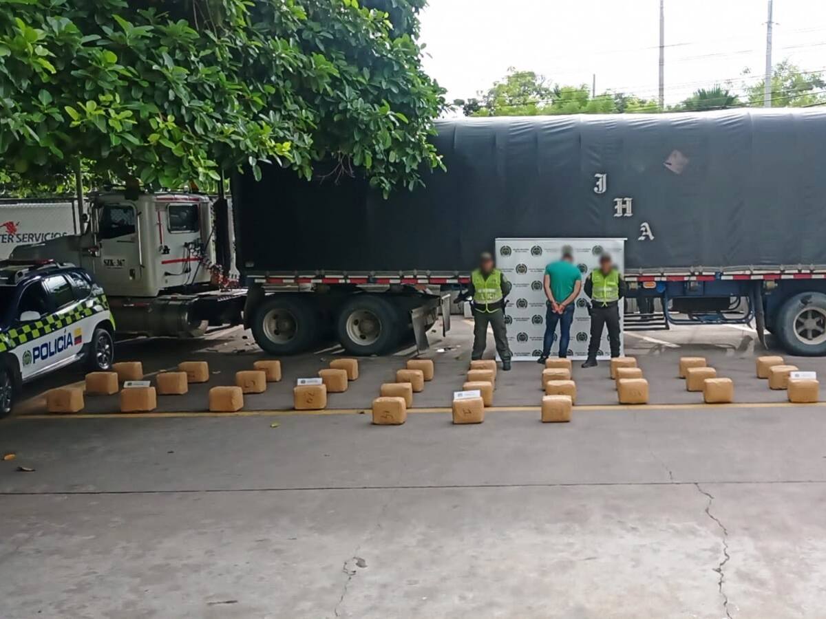 336 kilos de marihuana, camuflados al interior de un tractocamión
