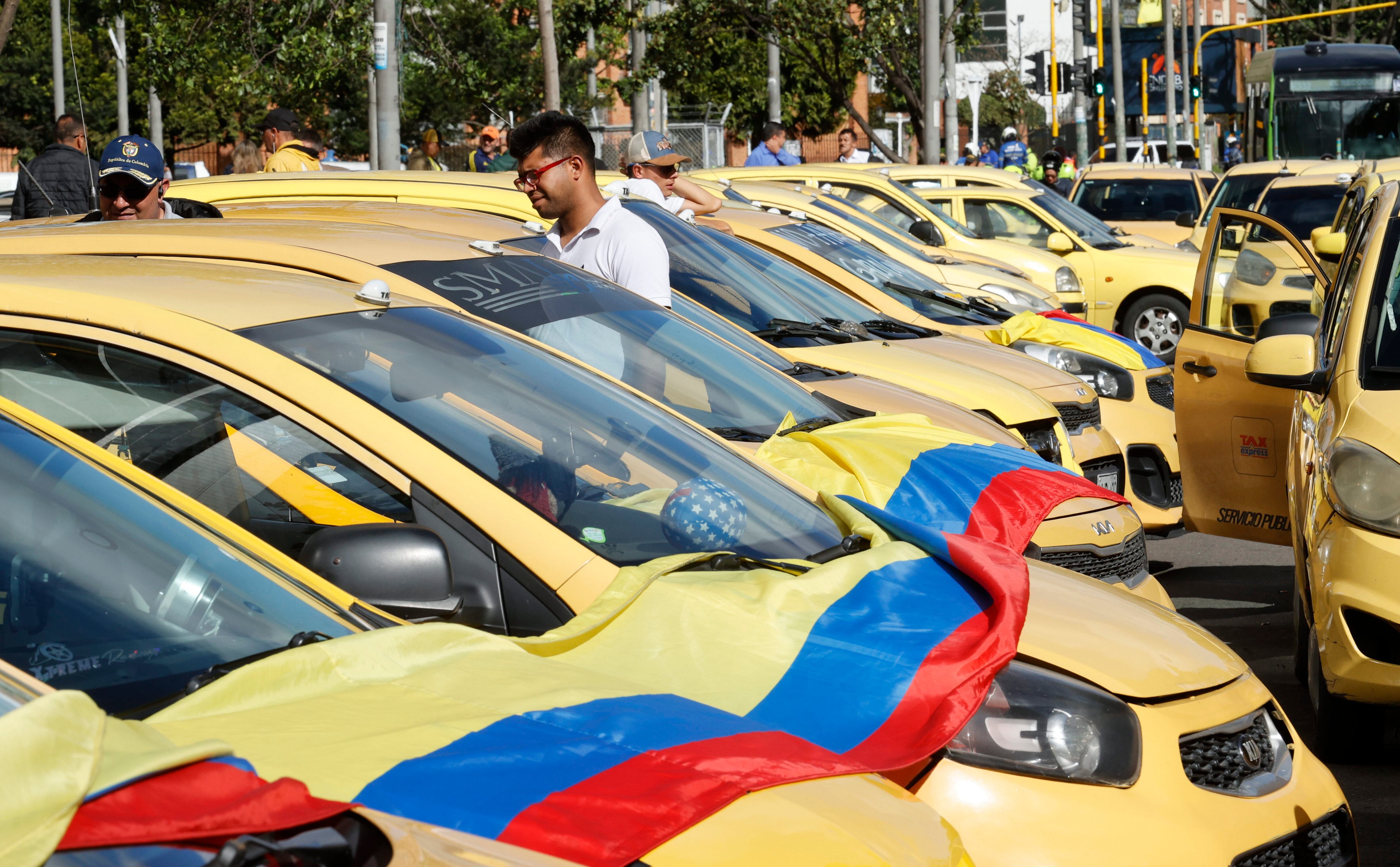 -FOTODELDÍA- AME9335. BOGOTÁ (COLOMBIA), 09/08/2023.- Conductores de taxis protestan hoy, en Bogotá (Colombia). Centenares de taxistas salieron este miércoles a protestar en las principales ciudades de Colombia contra el alza del precio del combustible y la inseguridad, así como contra el Gobierno del presidente Gustavo Petro porque consideran que no ha tomado medidas para garantizar mejores condiciones de trabajo. EFE/ Mauricio Dueñaas Castañeda