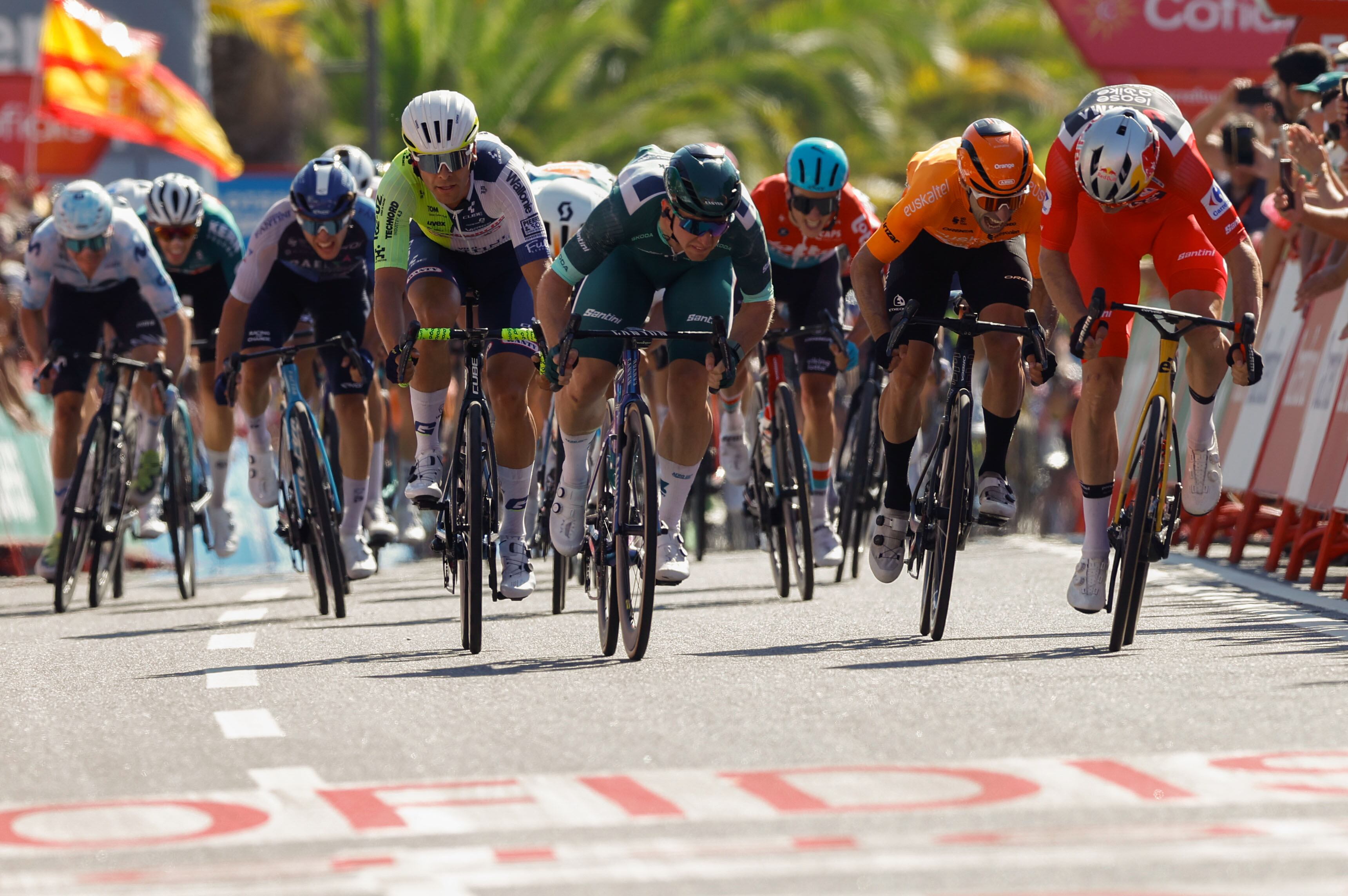 CASTELO BRANCO (PORTUGAL) , 19/08/2024.- El ciclista belga Wout van Aert (d), del Visma, logra la victoria en la etapa 3 de la Vuelta 2024, entre Lousa y Castelo Branco, de 191, 2 kilómetros de recorrido, este lunes, en Portugal. EFE/Javier Lizón