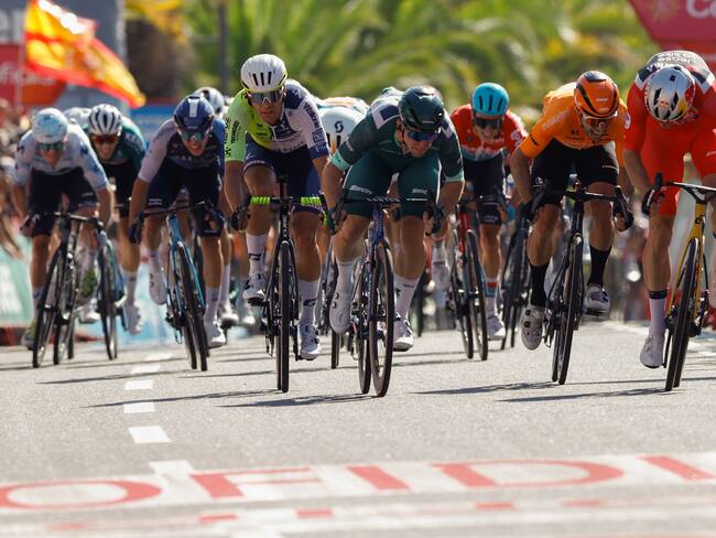 CASTELO BRANCO (PORTUGAL) , 19/08/2024.- El ciclista belga Wout van Aert (d), del Visma, logra la victoria en la etapa 3 de la Vuelta 2024, entre Lousa y Castelo Branco, de 191, 2 kilómetros de recorrido, este lunes, en Portugal. EFE/Javier Lizón