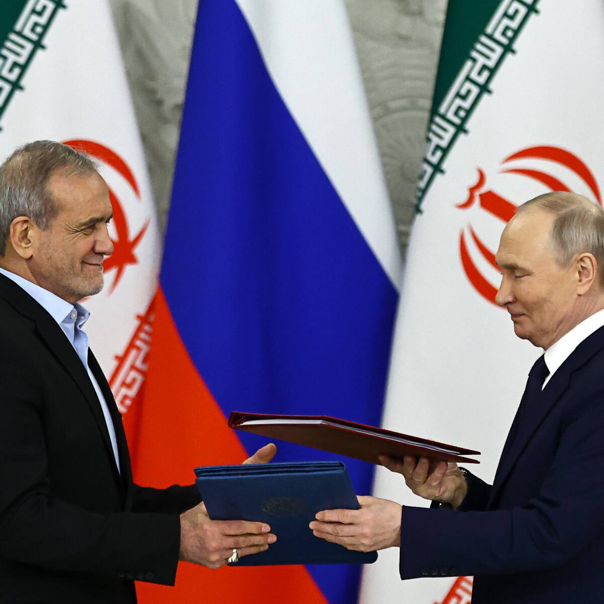 Rusia e Irán firman un pacto de refuerzo militares