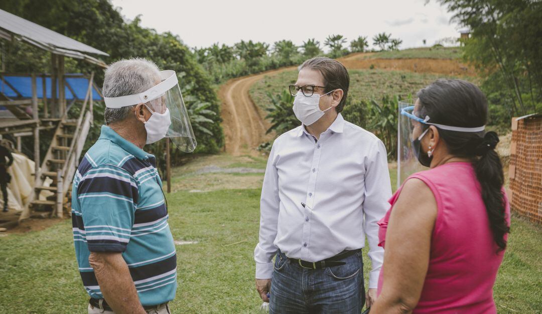 Ministro Rodolfo Zea Navarro con campesinos