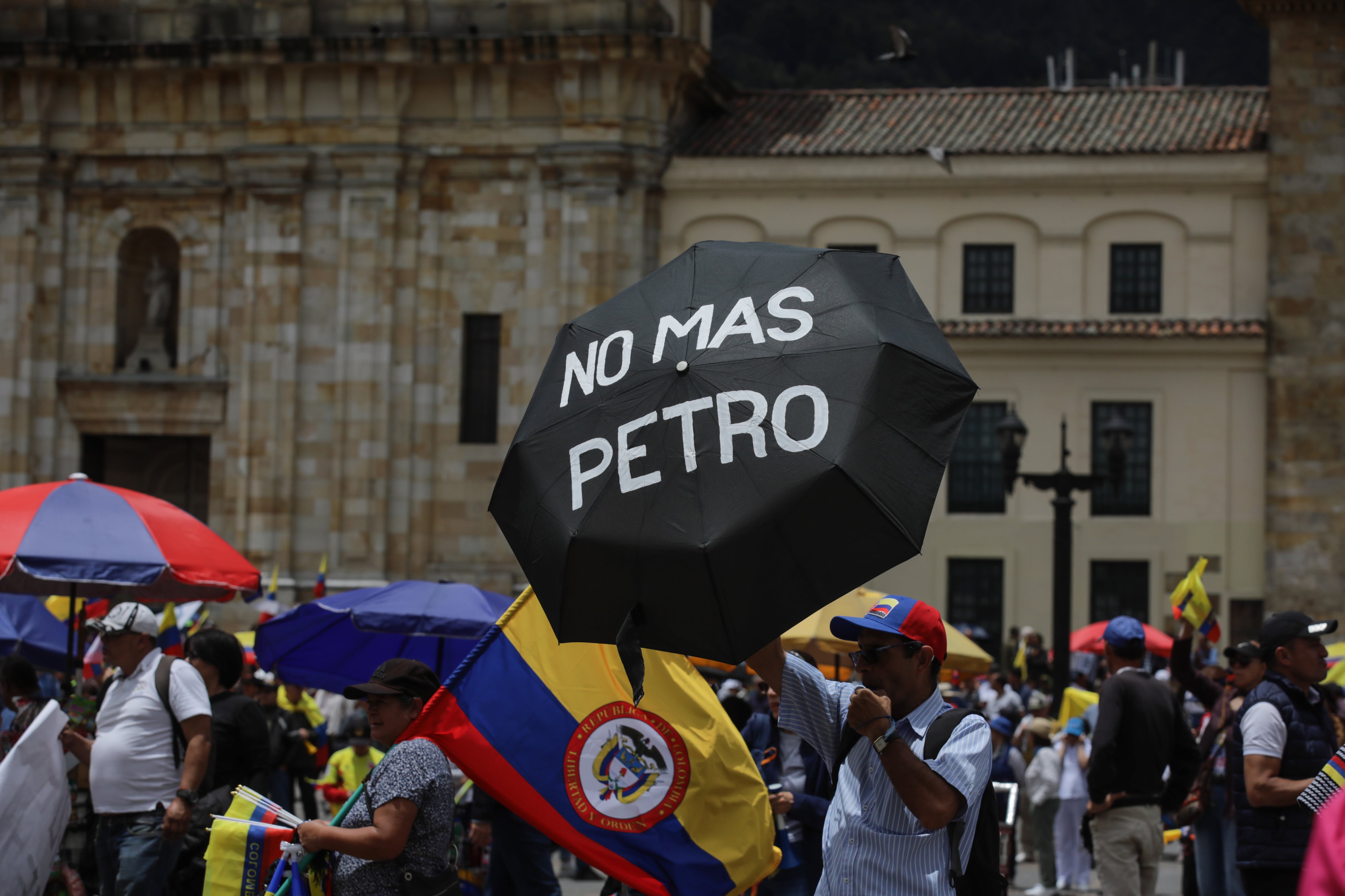 Concentración en la Plaza de Bolívar por parte de exmiembros de las Fuerzas Militares de Colombia en protesta contra el presidente Gustavo Petro. Agosto de 2023. (Juancho Torres/Agencia Anadolu vía Getty Images)