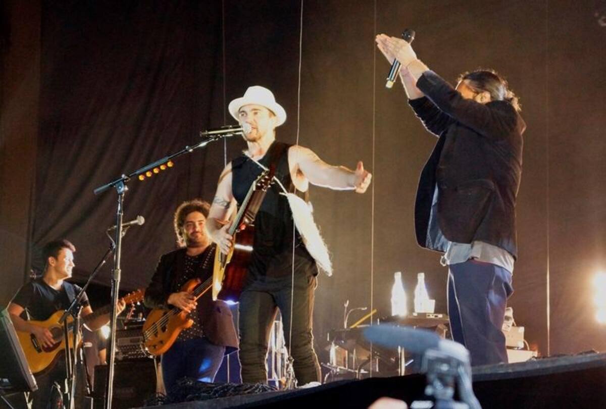 Juanes recibió un sombrero y una mochila típicos de la región.