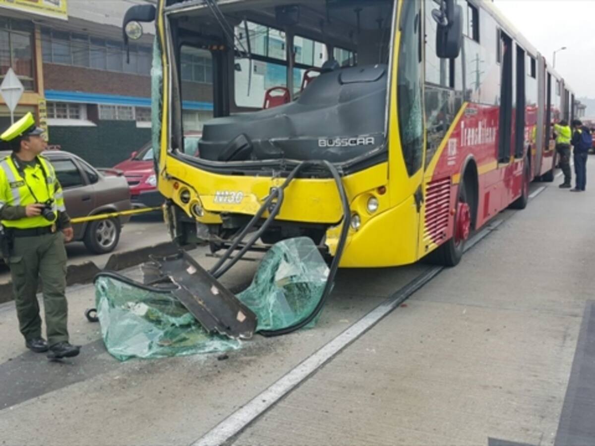 Accidente de dos buses de Transmilenio deja 46 heridos