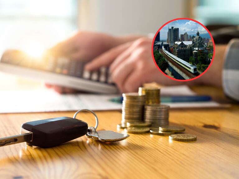 Persona haciendo cuentas sobre el pago de un impuesto vehicular y de fondo un paisaje de la ciudad de Medellín, en Colombia (Fotos vía Getty Images)