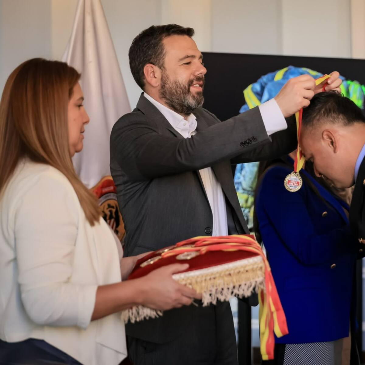 Alcalde de Bogotá condecoró a los bomberos que apoyaron labores de búsqueda y rescate en Venezuela