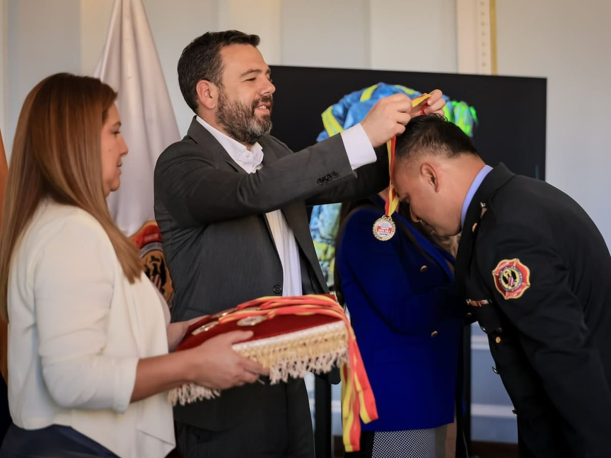 Alcalde de Bogotá condecoró a los bomberos que apoyaron labores de búsqueda y rescate en Venezuela