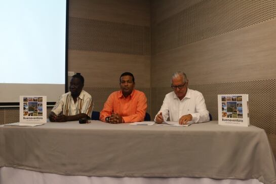 Izquierda a derecha: Ingeniero Venancio Ocoró Venté – Vicepresidente de la Junta directiva de CCBUN, Dr. Alexander Micolta, Presidente Ejecutivo de la CCBUN y Mario Fernando Prado- Editor General del libro.