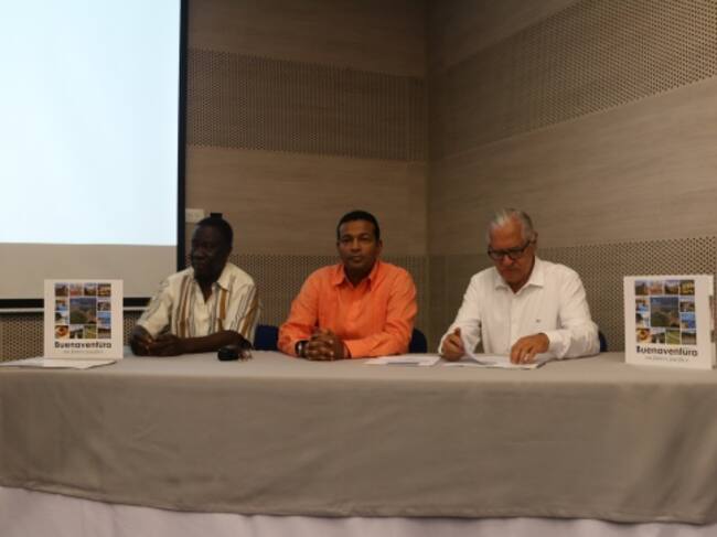 Izquierda a derecha: Ingeniero Venancio Ocoró Venté – Vicepresidente de la Junta directiva de CCBUN, Dr. Alexander Micolta, Presidente Ejecutivo de la CCBUN y Mario Fernando Prado- Editor General del libro.