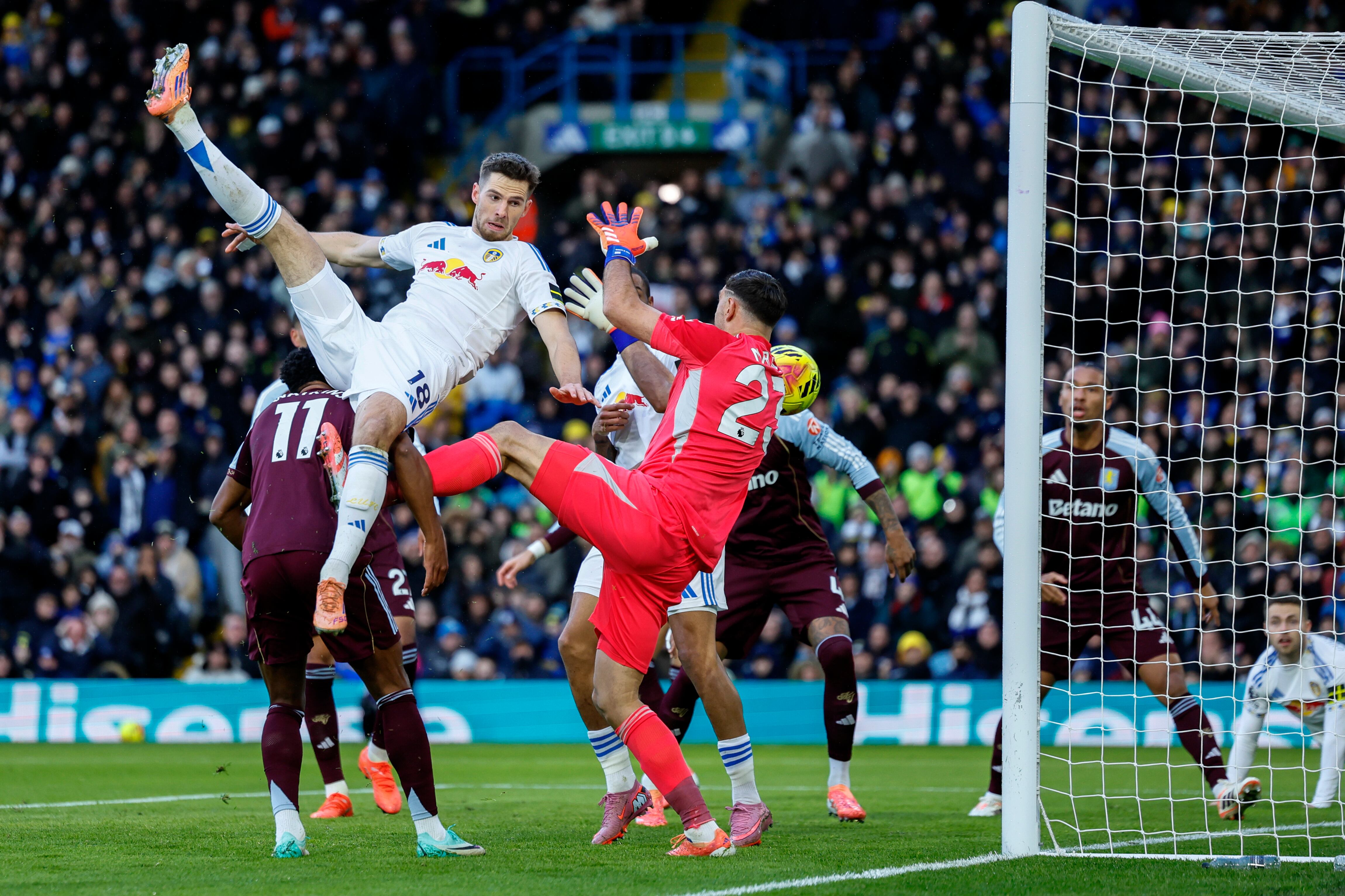 Dibu Martínez en el momento de su blooper ante el Leeds United. (Photo by Richard Sellers/Sportsphoto/Allstar via Getty Images)