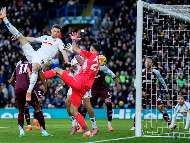 Dibu Martínez en el momento de su blooper ante el Leeds United. (Photo by Richard Sellers/Sportsphoto/Allstar via Getty Images)