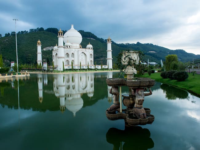 Vista de la réplica del Taj Mahal en el Parque Jaime Duque (Foto vía GettyImages)