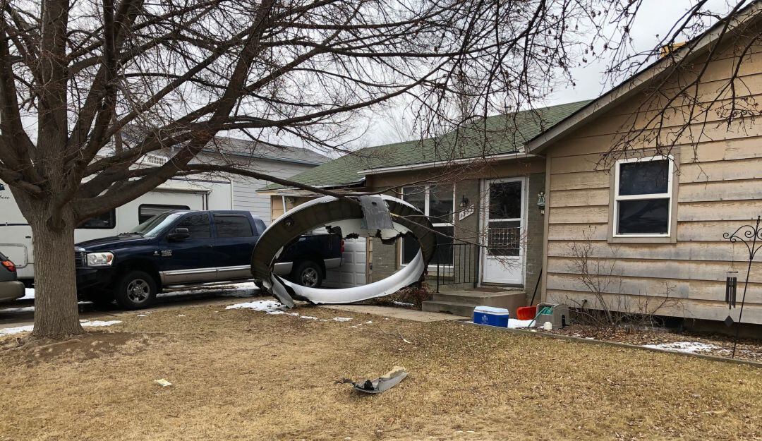 Restos del avión de United Airlines que cayeron sobre una localidad en Colorado. 