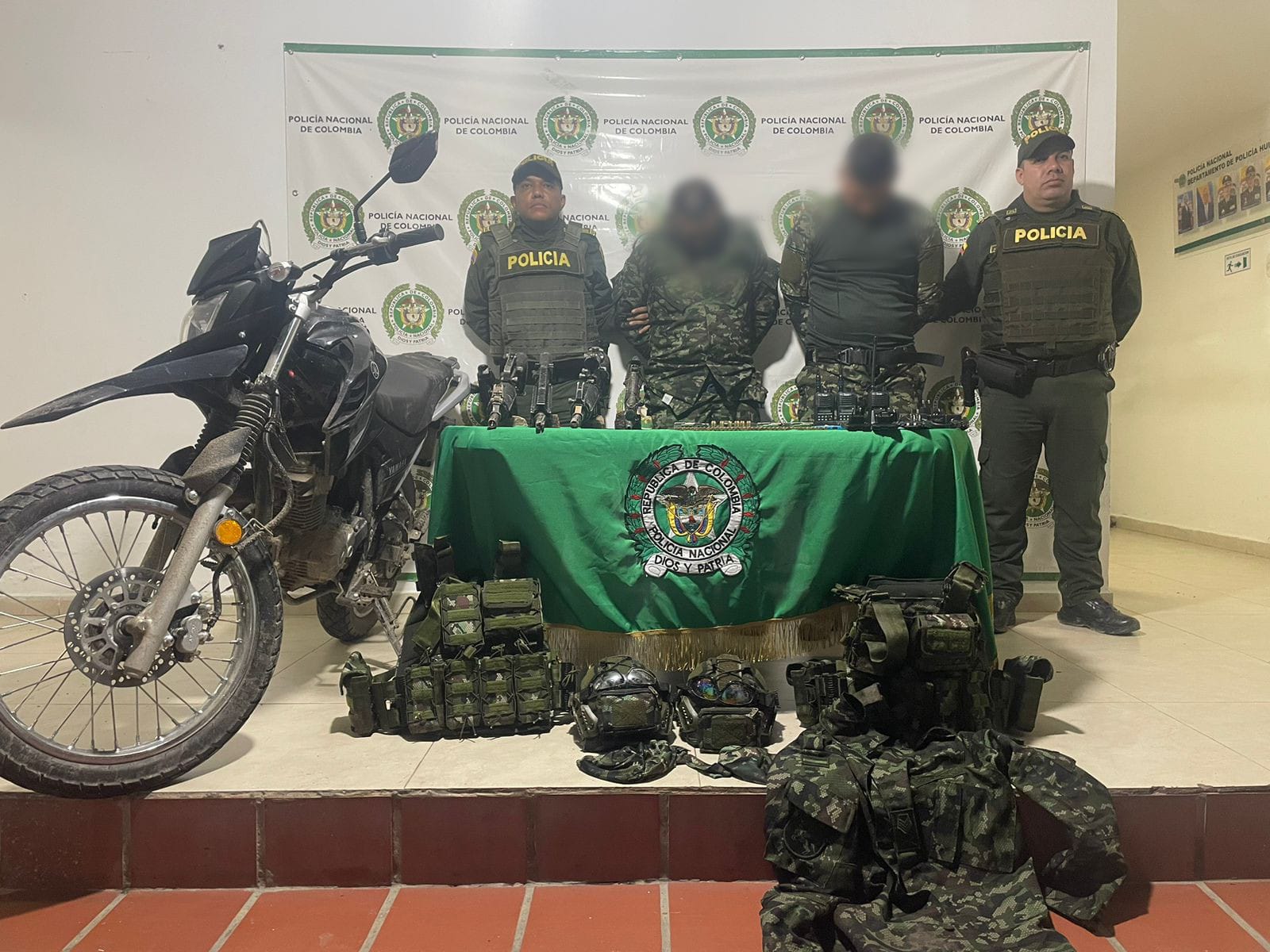 Las capturas se dieron en la vereda San José jurisdicción del Centro Poblado Guayabal de Suaza, gracias al aviso oportuno de la comunidad que llamó al 123 para informar de la presencia sospechosa de estos sujetos.