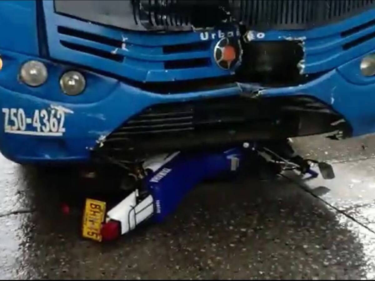 (VIDEO) Fuerte accidente de moto y SITP en la carrera 7 con diagonal 45