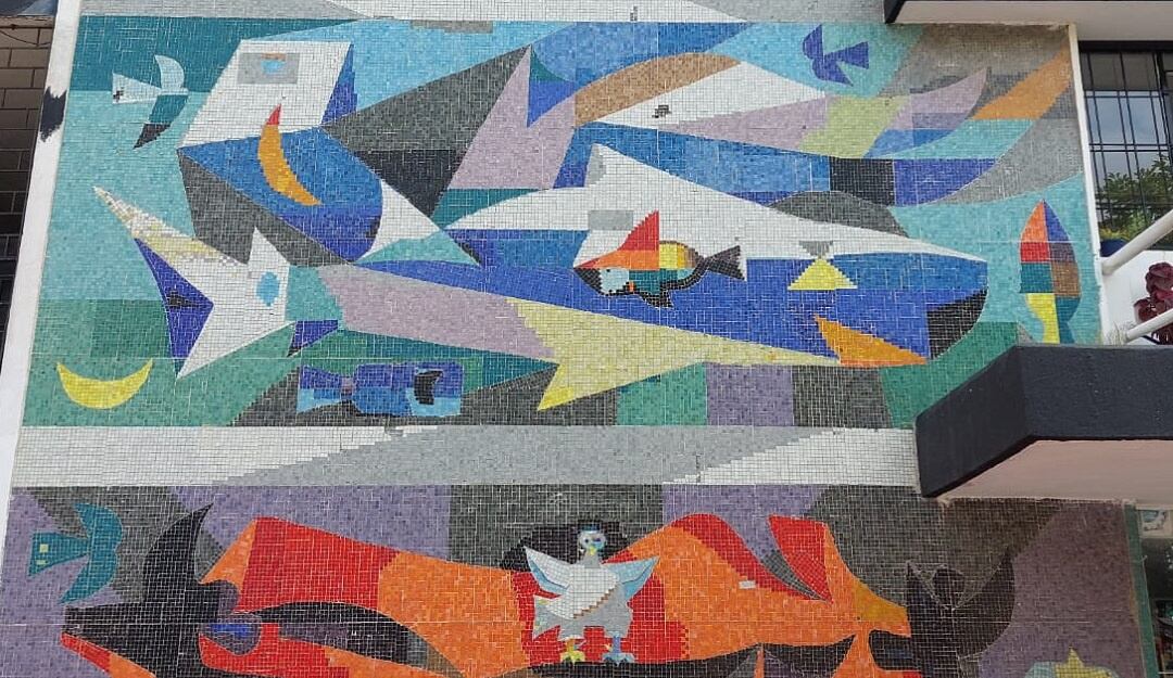 Mural "Tierra, mar y aire" de Alejandro Obregón.