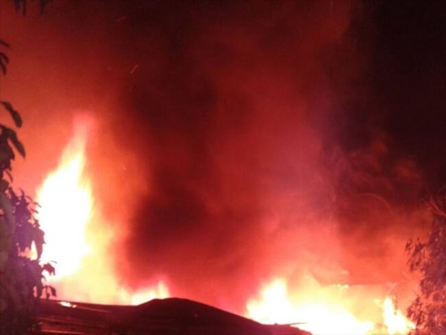 Grave incendio en Santa Marta, arde una chivera de cartón