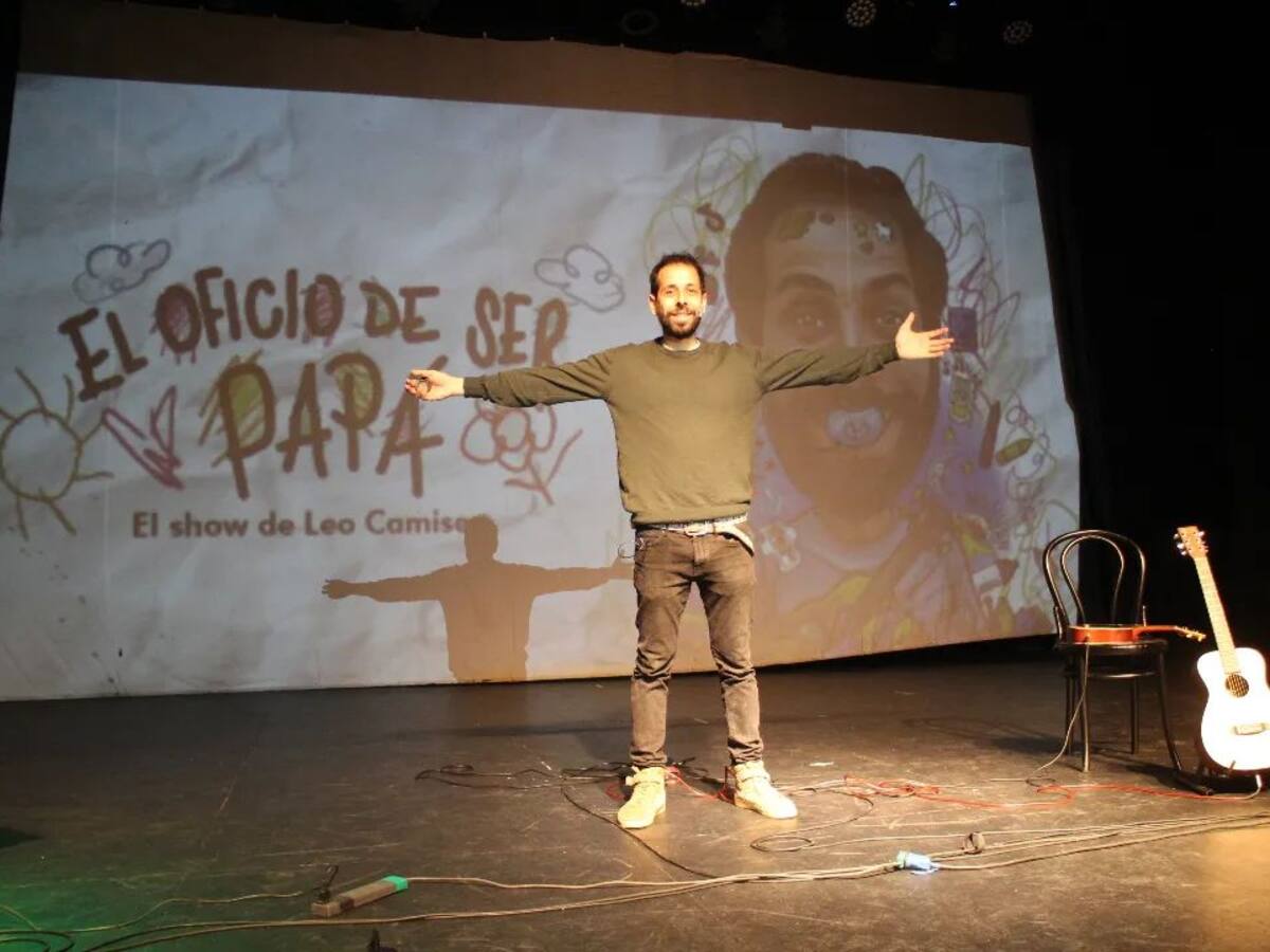 Talentoso comediante transforma comentarios en canciones llenas de alegría y creatividad