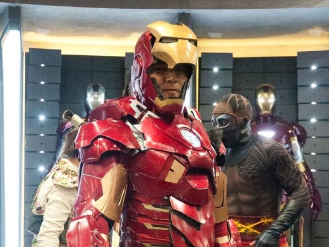 Hay hombres que no desaprovechan Halloween para disfrazarse de Iron Man