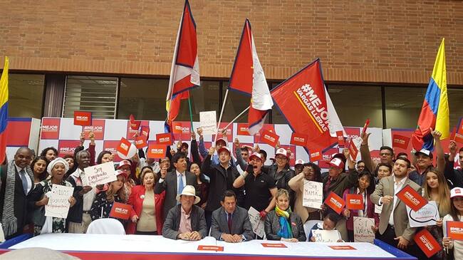 Vargas Lleras inicia la recolección de firmas para su candidatura presidencial. Foto: Lucas Pombo (W Radio)