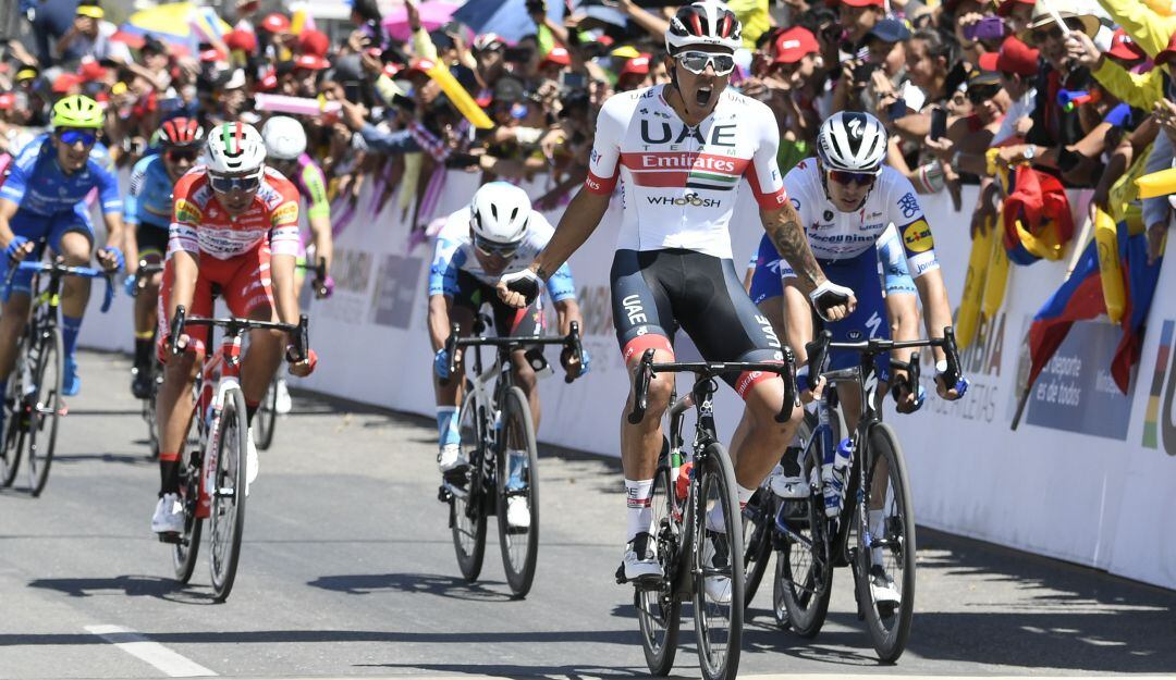 Juan Sebastián Molano festeja una vitoria en el Tour Colombia.