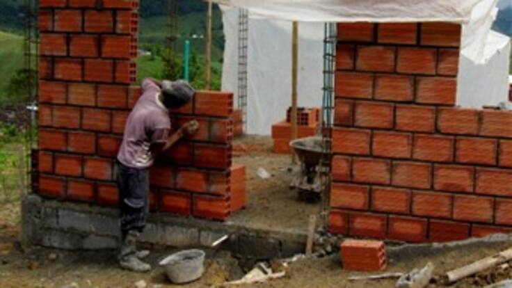 Ni la política de vivienda del Gobierno ni la del alcalde Petro es clara: Pedro Gómez