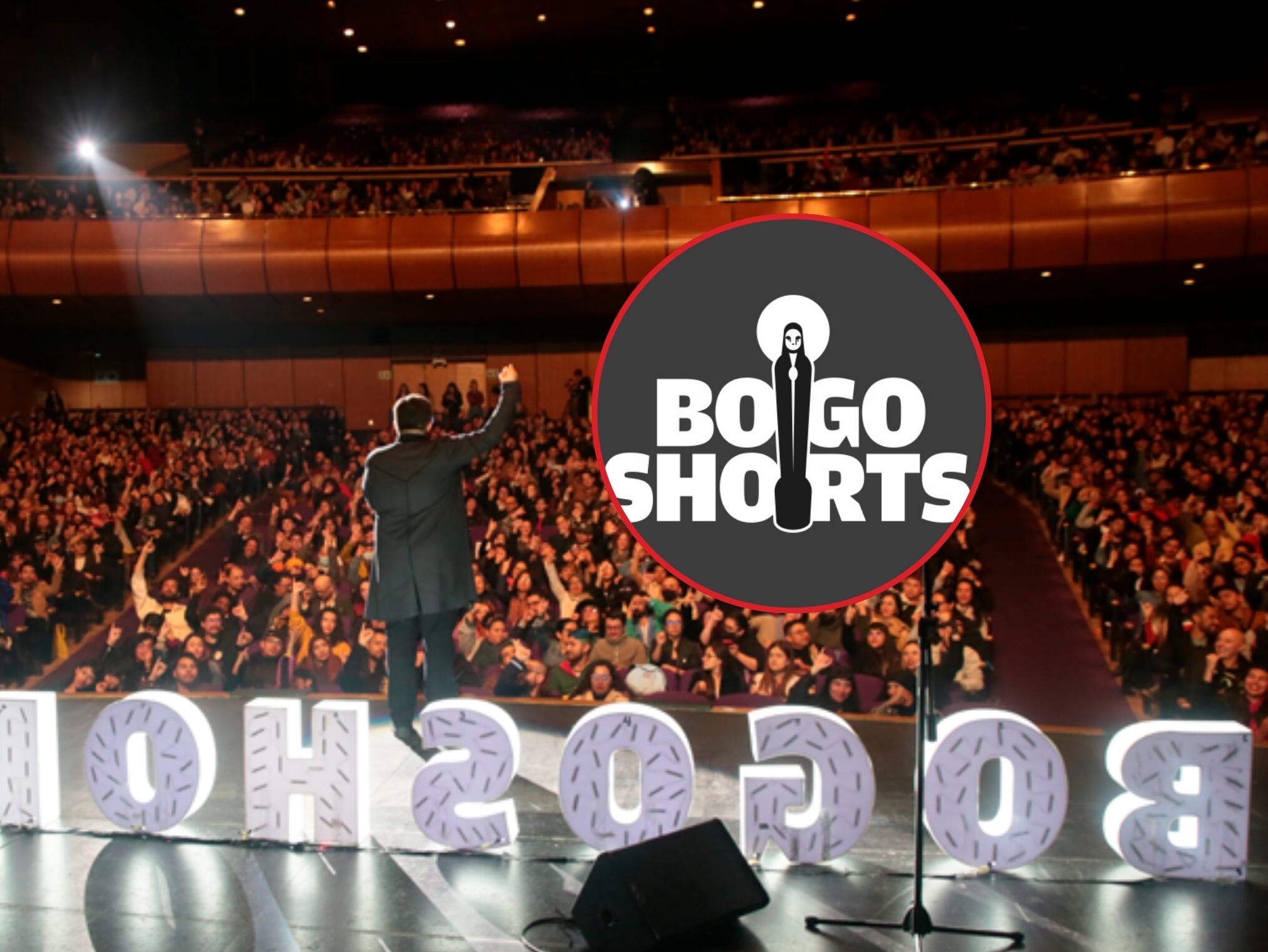 De fondo: Imágenes de cómo se vivió el evento en una de sus ediciones pasadas. El logo ubicado a la derecha es correspondiente al logo del festival (Crédito: Bogoshorts / Bogotá Short Film Festival)