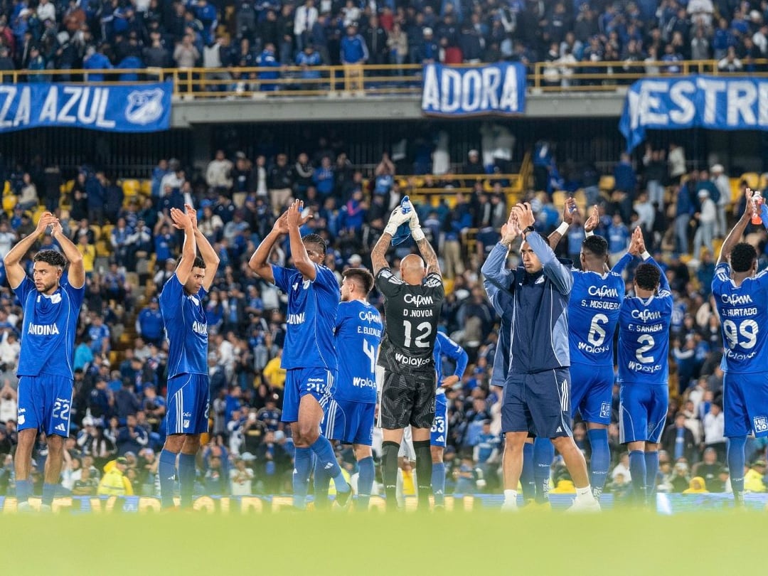 Los jugadores de Millonarios festejan el triunfo ante Llaneros / Twitter: @MillosFCOficial.