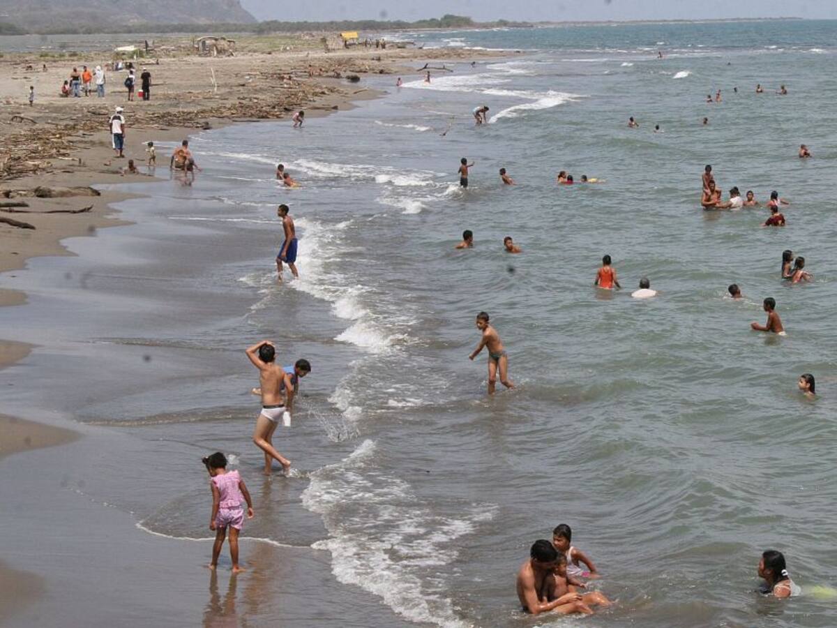 Más de 30 rescates en playas del Atlántico por fuertes olas